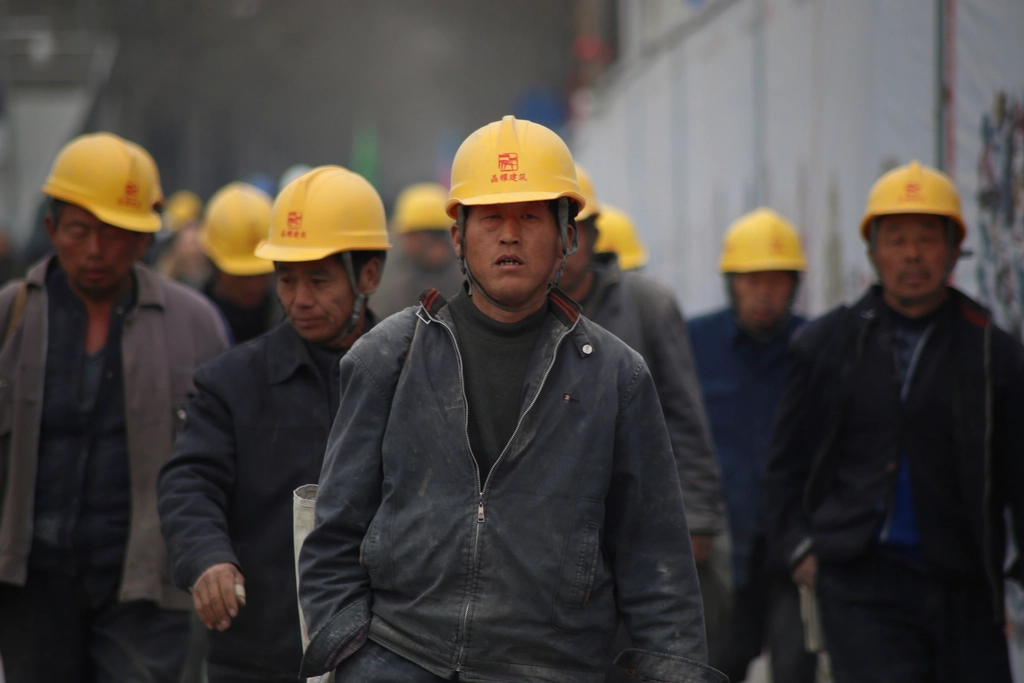 中国工人在工厂现场工作